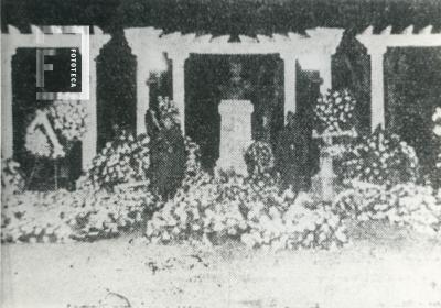 Monumento a Eva Perón, Plaza Mitre frente al Club Social