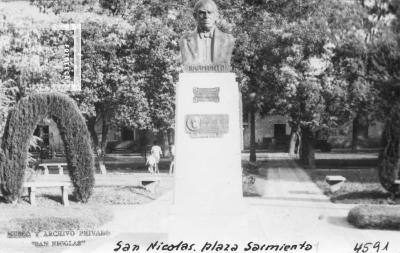 Plaza Sarmiento. Busto al maestro sanjuanino