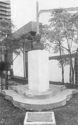 Busto del Poeta Andrés del Pozo, Bajada calle Belgrano y Costanera