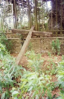 La cruz frente a la verja que rodea la base del ombú donde fue fusilado Cullen