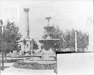 Plaza Mitre, fuente y columna, ilustración de //Caras y Caretas//, 1936