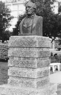 Busto del Gral. Bartolomé Mitre, en la Plaza Mitre