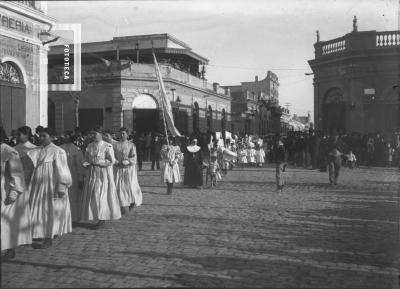 Niñas del Colegio de la Misericordia desfilando por calle Mitre y Sarmiento (copia de N347)