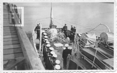 Urna con los restos de Azopardo a bordo del //Drummond//, muelle de Cabotaje