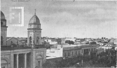 Vista de la Catedral y fachadas calle Mitre, desde lo alto del Colegio Nacional