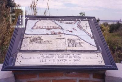 Placa sobre el monolito evocativo del Primer Combate Naval Argentino