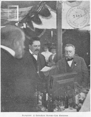 El Dr. A. González Oliver agradeciendo el homenaje. A su izquierda, Maximiano Vázquez