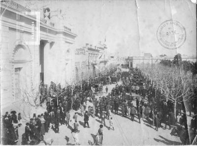 Salida del Tedeum el 25 de Mayo de 1910. Vista de calle Mitre hacia el sudoeste