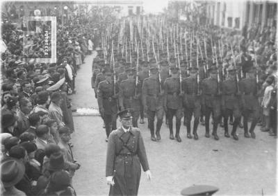 Escuela de Zapadores Pontoneros Z. P. 2. Servicio Militar clase 1916. Desfile