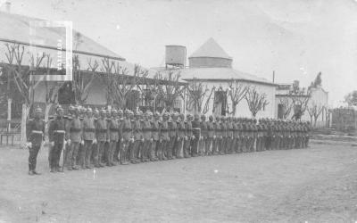 Formación conscriptos clase 1899 en el patio del Batallón