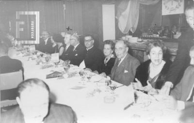 Actos sesquicentenario de Mayo. Cabecera de la mesa, Intendente Bent, autoridades, esposas