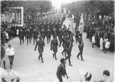 Escuela de Zapadores Pontoneros Z. P. 2. Servicio Militar clase 1916. Desfile calle Mitre