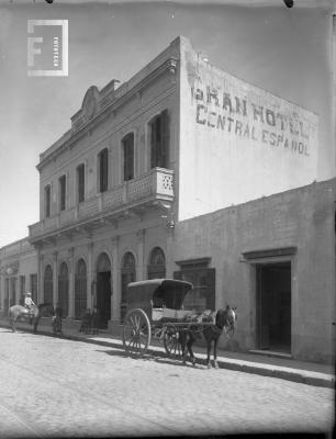 Frente edificio del Gran Hotel Central Español, calle Comercio (Mitre) Nº 185, propiedad de Florentino Moreno