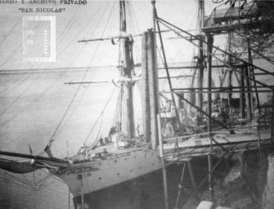 La Fragata Sarmiento en el Puerto San Nicolás, entre calle España y Ameghino