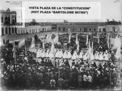 Fiesta primeros egresados Escuela Normal en plaza Constitución (hoy Mitre), vista hacia el oeste