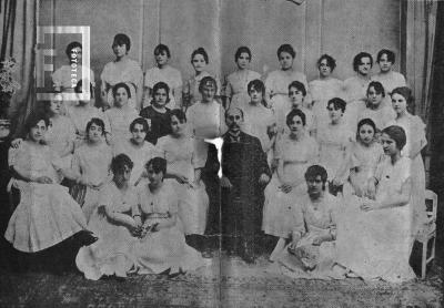 Maestras Normales egresadas en 1917. Profesor Arámburu