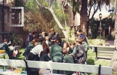 Jardín de Infantes Escuela de la Paz en visita al Museo. Catalina Sorrentino de Díaz (Directora), Aguedita Maiztegui (Vice)