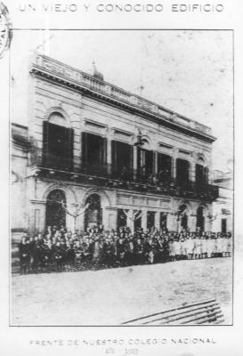 Alumnado frente al edificio del Colegio Nacional