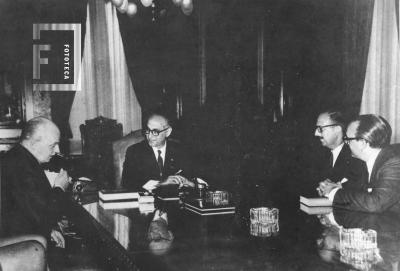 Entrevista de los autores de  //La revolución de Mayo en la Medalla//, Jorge Ferrari, José María González Conde y Horacio Sánchez Caballero, con el Presidente de la Nación Dr. Arturo Frondizi