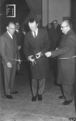 Inauguración Exposición Numismática. El Comisionado Municipal Dr. J. M. Bent corta la cinta