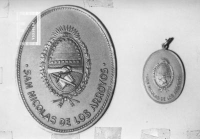 Plaqueta y medalla conmemorativa del 150º aniversario Declaración de Ciudad