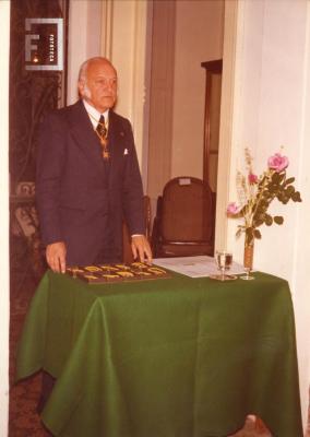 Sr. José M. Gonzales Conde. Acto en el Museo Municipal. Entrega de Cordones al Mérito Numismático y Medallístico