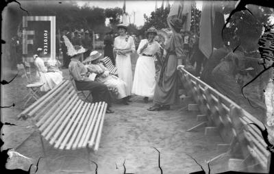 Regata de octubre 1913, mujeres en el club