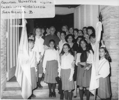 Cardenal Primatesta con alumnas del colegio Misericordia