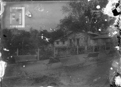 Edificio viejo Club de Regatas desde bajada calle Belgrano (placa deteriorada)