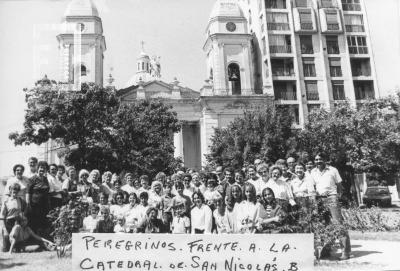 Peregrinos frente a la Catedral de San Nicolás