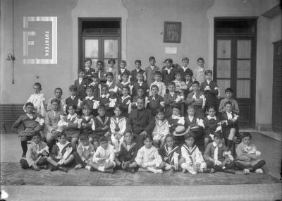 Niños primera Comunión 1919 en el patio del Colegio de la Misericordia con el padre Torti.