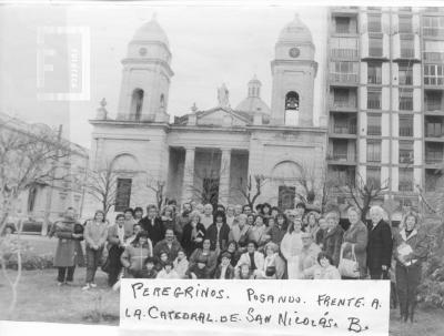 Peregrinos posando frente a la Catedral