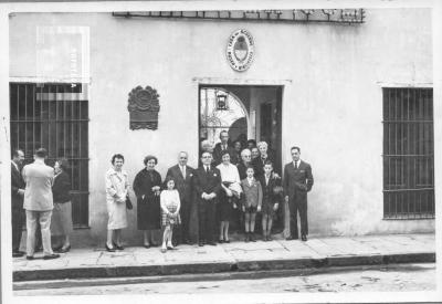 Grupo en la puerta de la Casa del Acuerdo