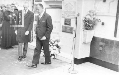 Acto Guerreros del Paraguay. Intendente Bent y Sec. Sr. Alonso en colocación de ofrenda floral