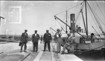 En Mar del Plata, grupo en puerto: Julio Olivera, Miguel Olivera Córdoba, Severo Fernández, Francisco Giovanelli y Sr. Sorrentino