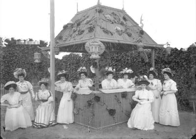 Grupo de mujeres en quiosco kermesse